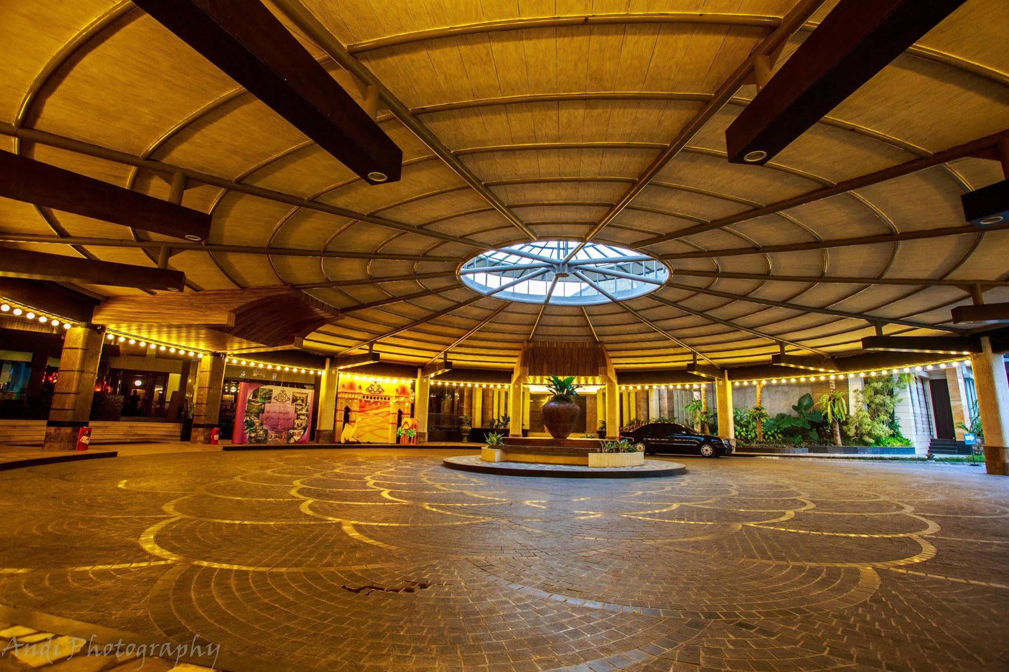 Crown Victoria Hotel Tulungagung Luaran gambar
